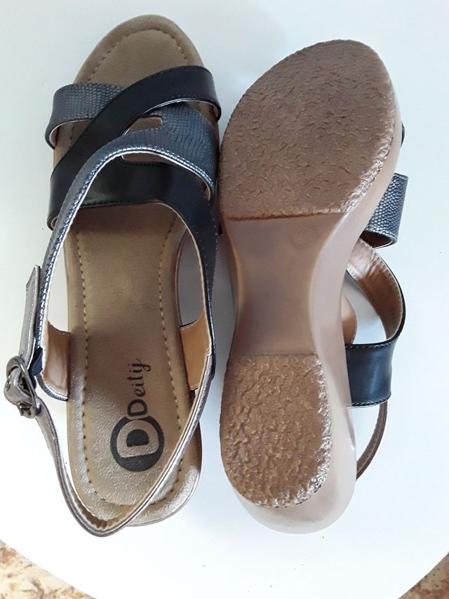Sandalias NUEVAS cuña. Deity. Talla 40.