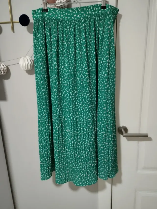 Falda plisada Zara verde floral