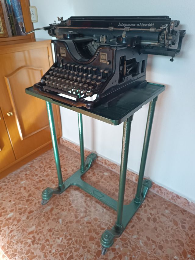 Hispano Olivetti M40 máquina de escribir + Mesita
