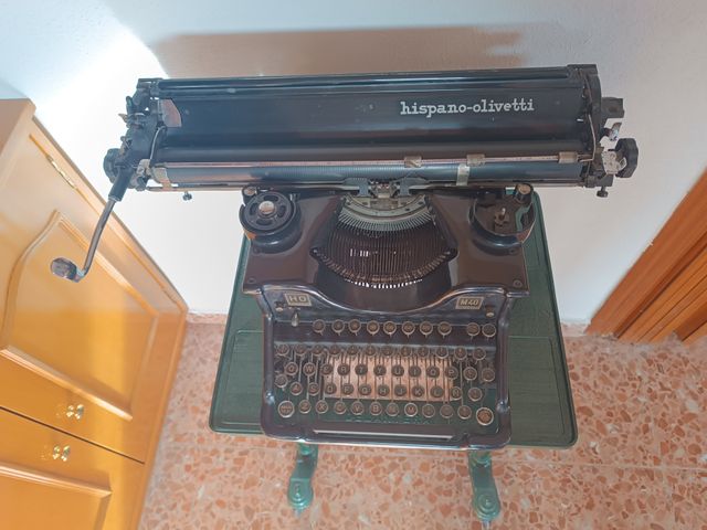 Hispano Olivetti M40 máquina de escribir + Mesita