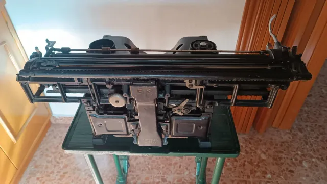Hispano Olivetti M40 máquina de escribir + Mesita