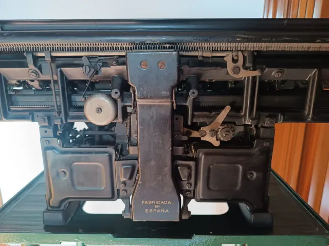 Hispano Olivetti M40 máquina de escribir + Mesita