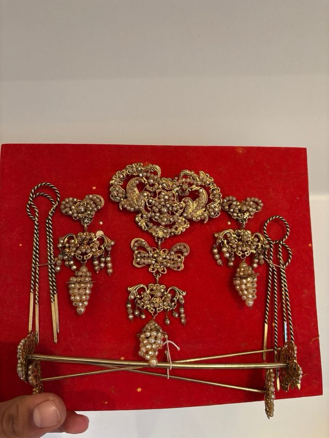 Aderezo de perlas y oro viejo