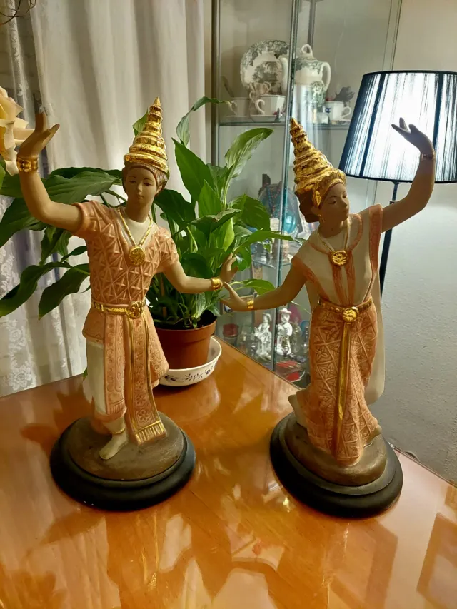 Figuras bailarines se venden la pareja 20 euros