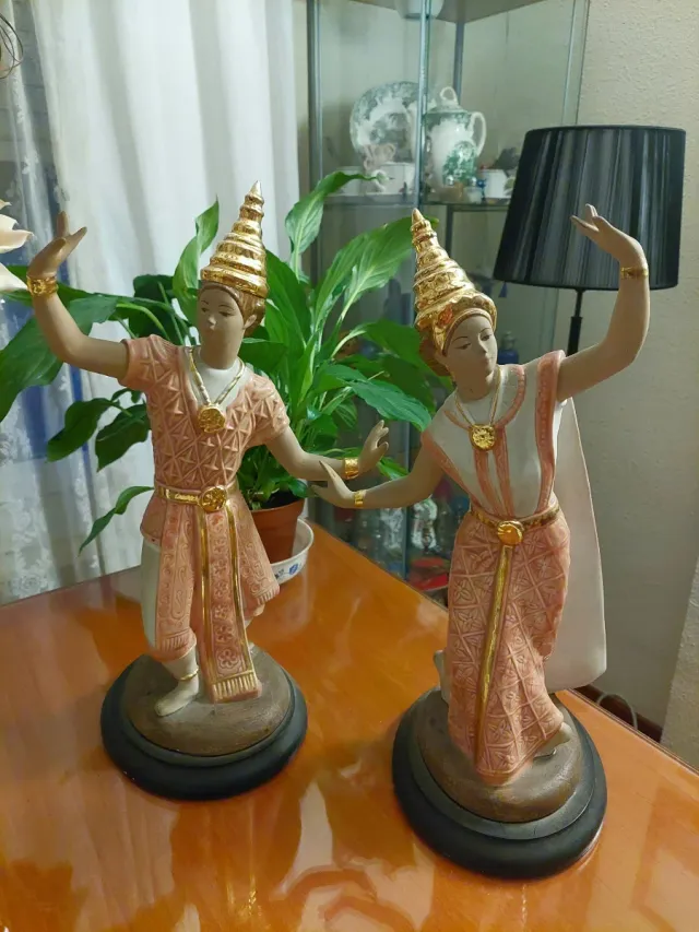 Figuras bailarines se venden la pareja 20 euros