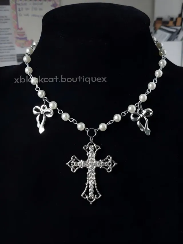 Collana perle con croce e fiocchi