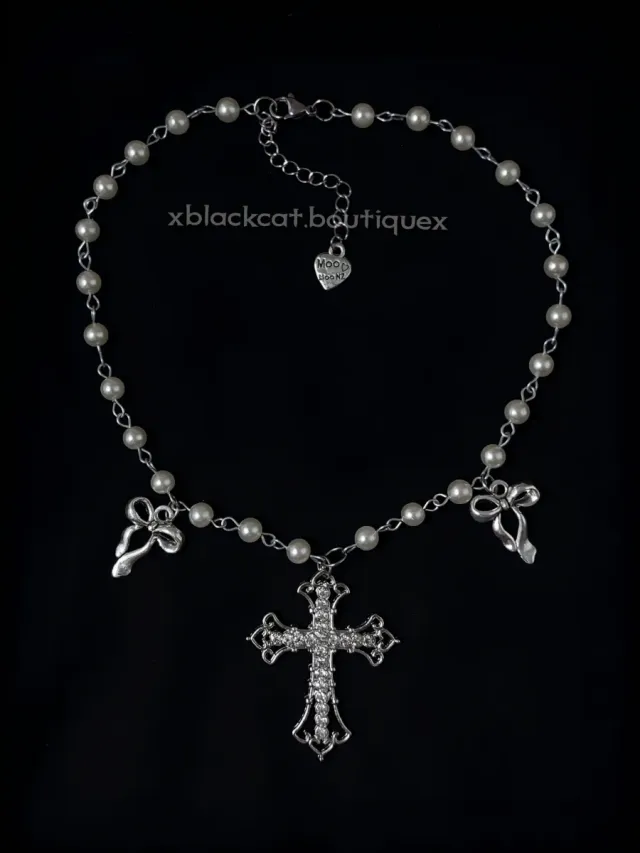 Collana perle con croce e fiocchi