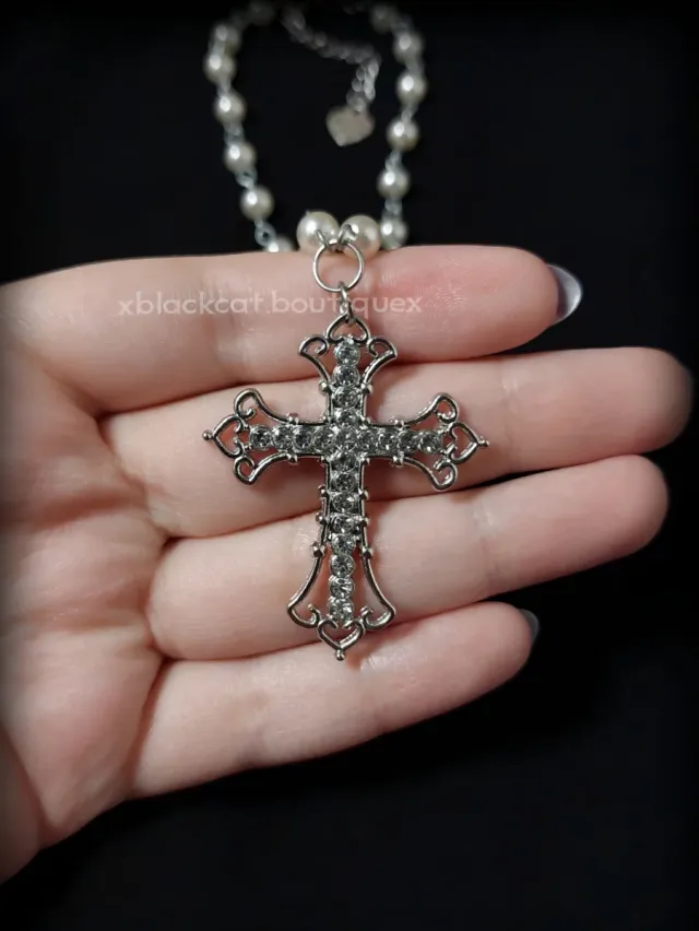 Collana perle con croce e fiocchi