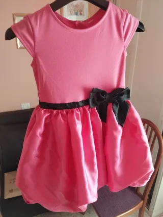 Vestido fucsia con cremallera y lazo negro