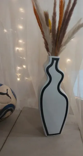 Vaso design bianco con bordatura nera