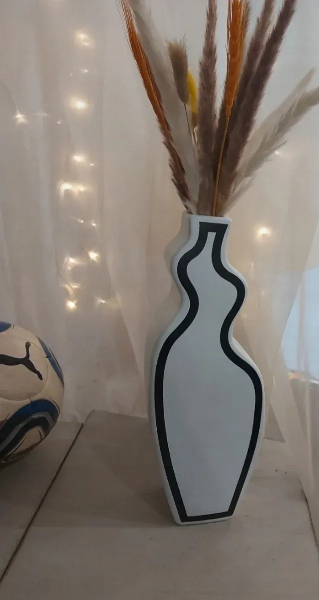 Vaso design bianco con bordatura nera