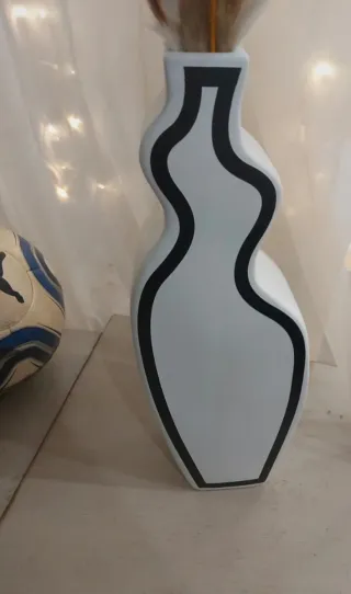 Vaso design bianco con bordatura nera