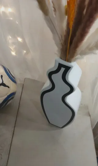 Vaso design bianco con bordatura nera