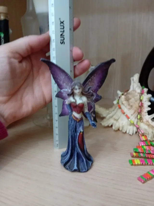 Fata decorativa in ceramica viola ametista