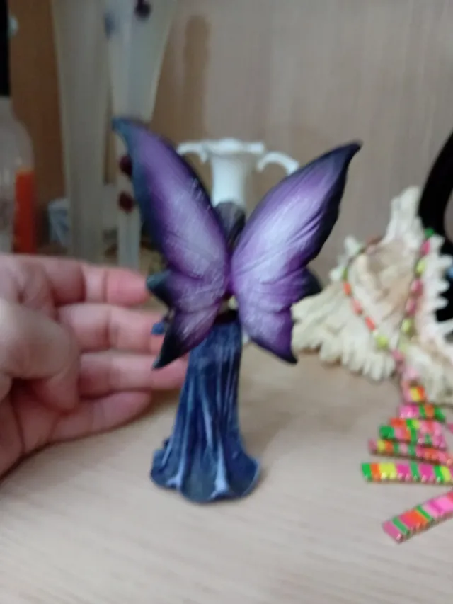 Fata decorativa in ceramica viola ametista