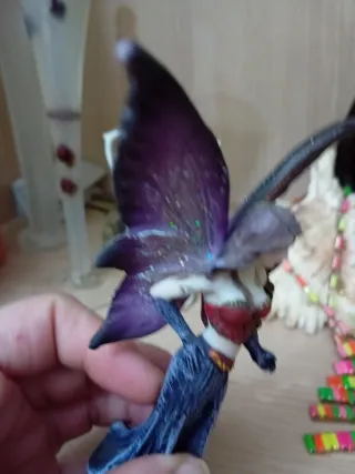 Fata decorativa in ceramica viola ametista