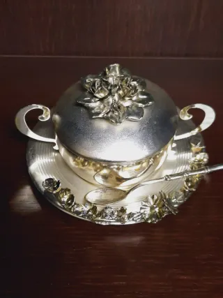 Zuccheriera vintage con cucchiaino