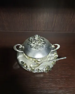 Zuccheriera vintage con cucchiaino