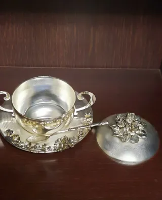 Zuccheriera vintage con cucchiaino