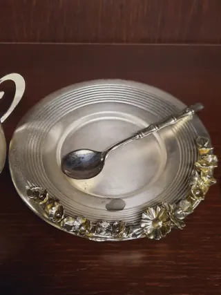 Zuccheriera vintage con cucchiaino