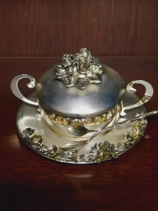 Zuccheriera vintage con cucchiaino