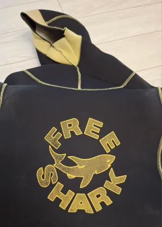 Muta semistagna Free Shark con cappuccio