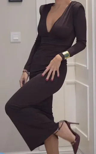 Vestido marrón ajustado escote V