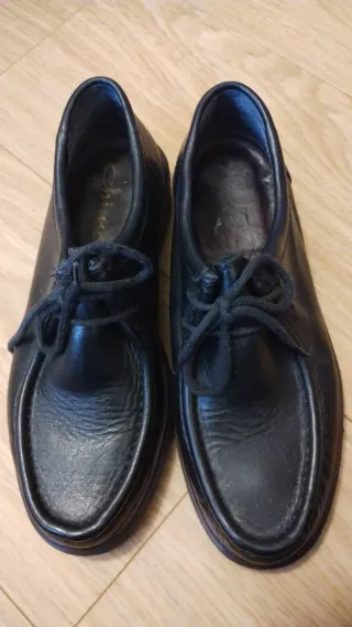 Zapatos de vestir negros para hombre.