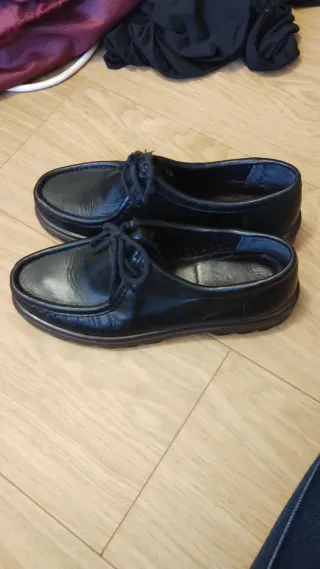 Zapatos de vestir negros para hombre.