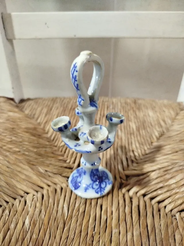 Candelabro antico in porcellana blu e bianca