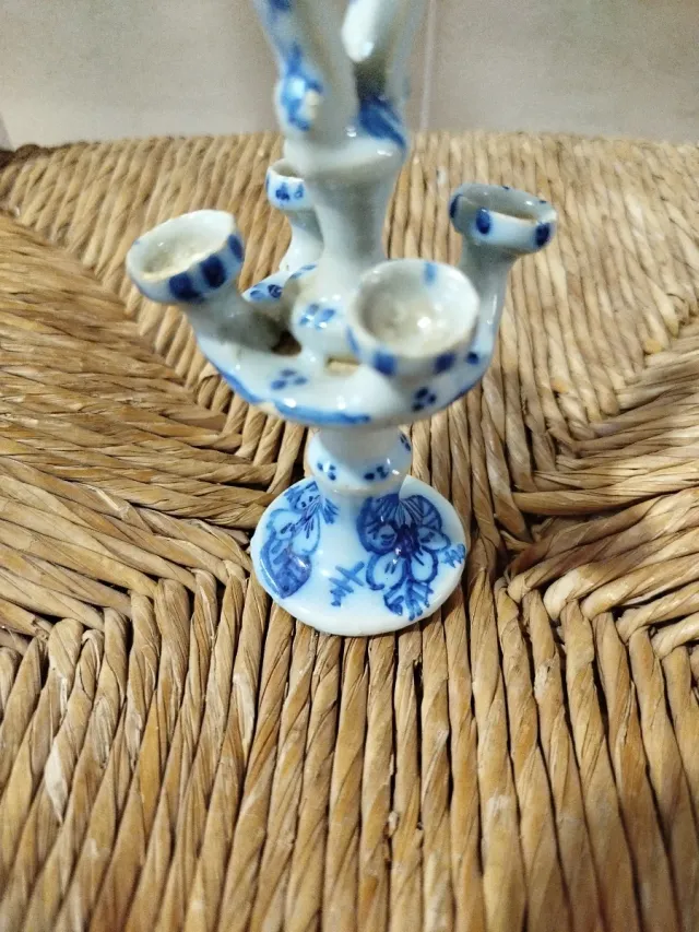 Candelabro antico in porcellana blu e bianca