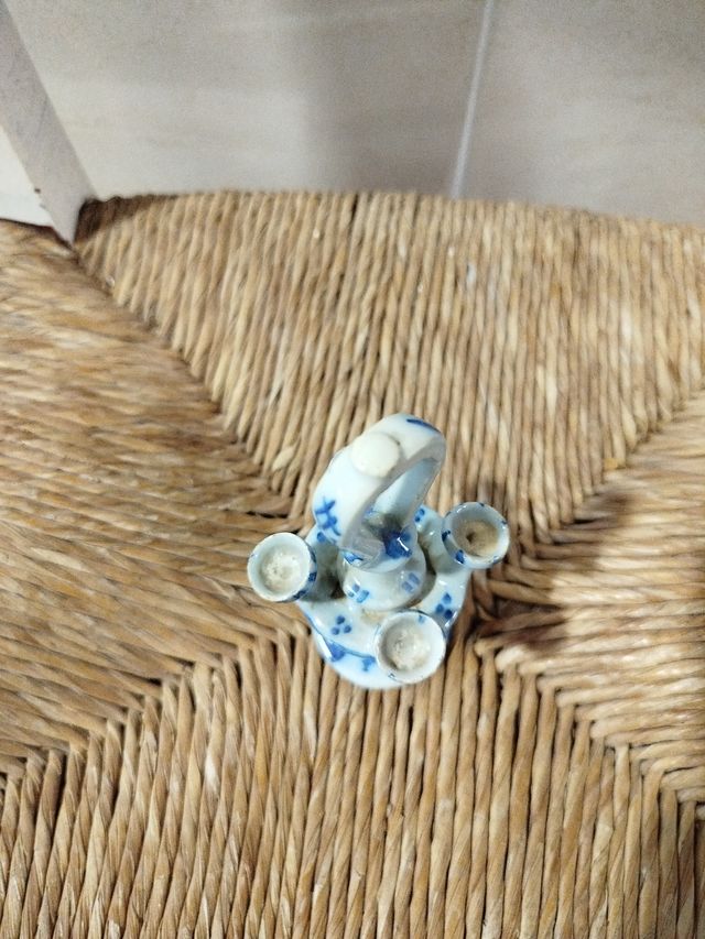 Candelabro antico in porcellana blu e bianca