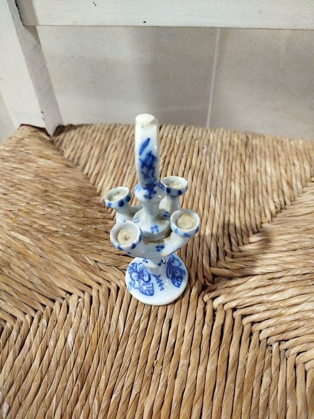 Candelabro antico in porcellana blu e bianca