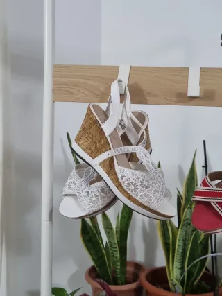 Sandalias cuña blancas y doradas