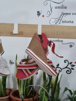 Sandalias cuña blancas y doradas