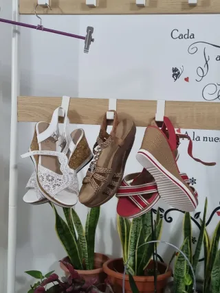 Sandalias cuña blancas y doradas