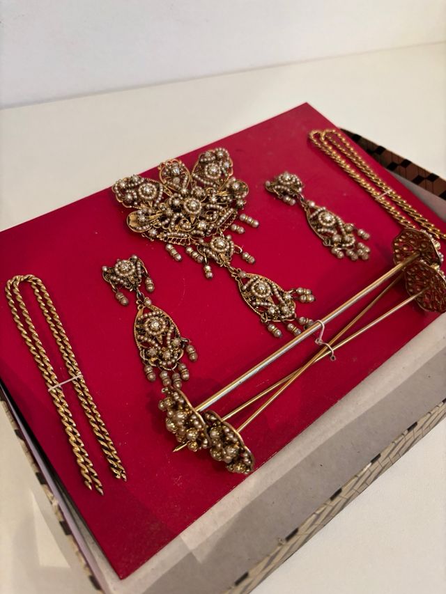 Aderezo de oro viejo y perlas