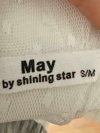 Blusa blanca transparente con lunares