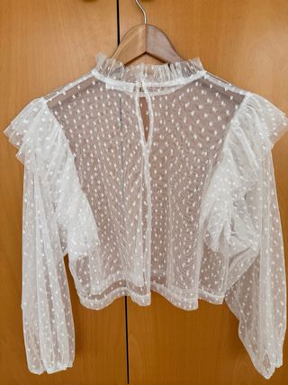 Blusa blanca transparente con lunares