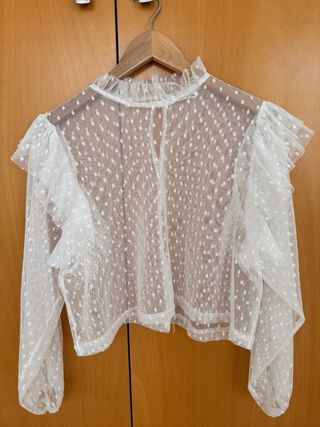 Blusa blanca transparente con lunares