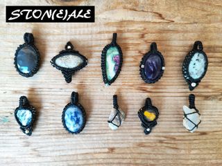 piccolo ciondolo in macramè e pietre dure