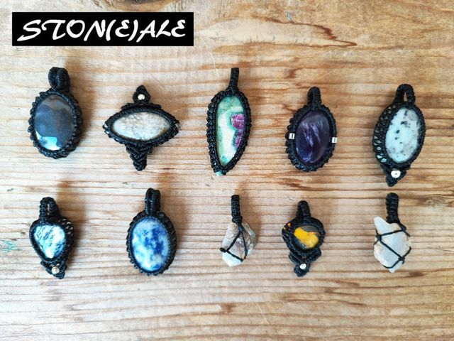 piccolo ciondolo in macramè e pietre dure