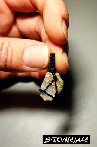 piccolo ciondolo in macramè e pietre dure