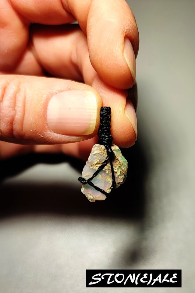 piccolo ciondolo in macramè e pietre dure