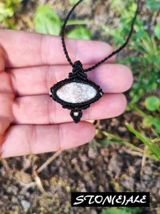 piccolo ciondolo in macramè e pietre dure