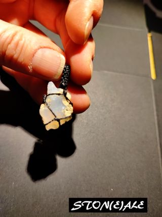 piccolo ciondolo in macramè e pietre dure