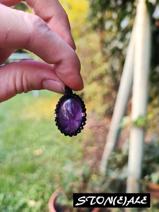 piccolo ciondolo in macramè e pietre dure