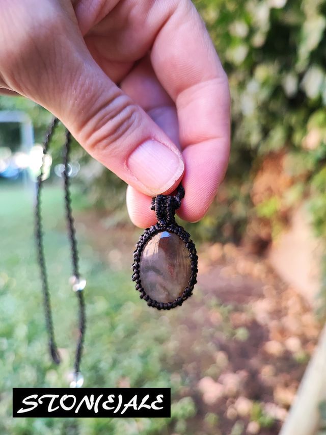 piccolo ciondolo in macramè e pietre dure