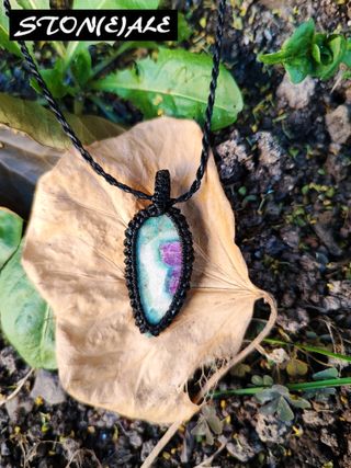 piccolo ciondolo in macramè e pietre dure