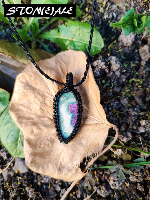 piccolo ciondolo in macramè e pietre dure